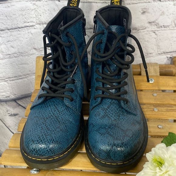 Dr Martens Delaney Blue Python Print Combat Boots Size 3/34 - Picture 2 of 10
